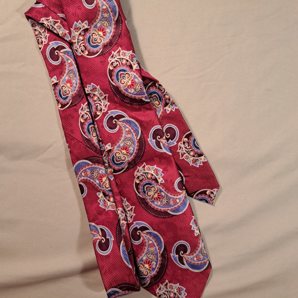 Geoffrey Beene Red Paisley Tie 58in × In3 100 % Silk